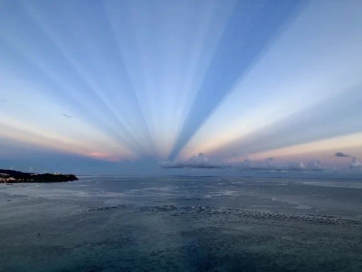 沈陽K11大廈天空突現階梯光柱，終于找到實景了，它原來真實存在