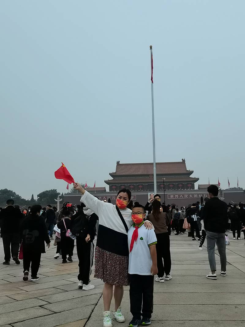 同升一面旗｜十一假期，游客們觀看升旗后歡呼：“祝福祖國(guó)越來(lái)越好”