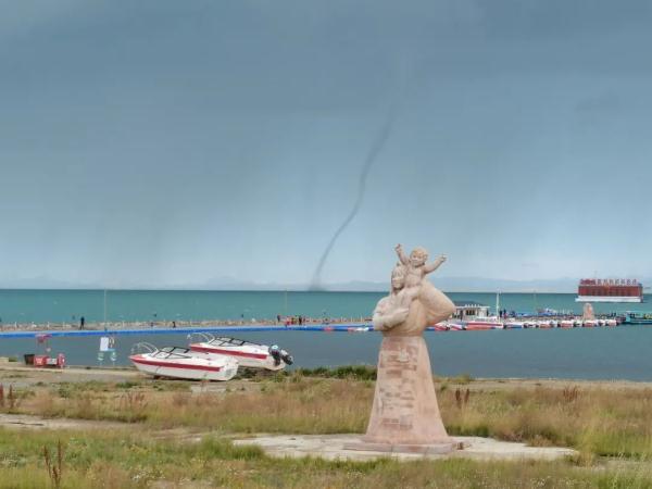 今早，青海湖驚現“龍吸水”